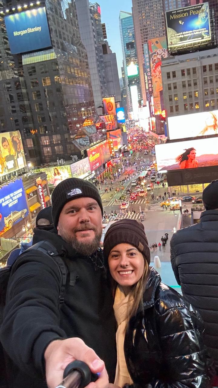 Alessandro e Camila na Times Square