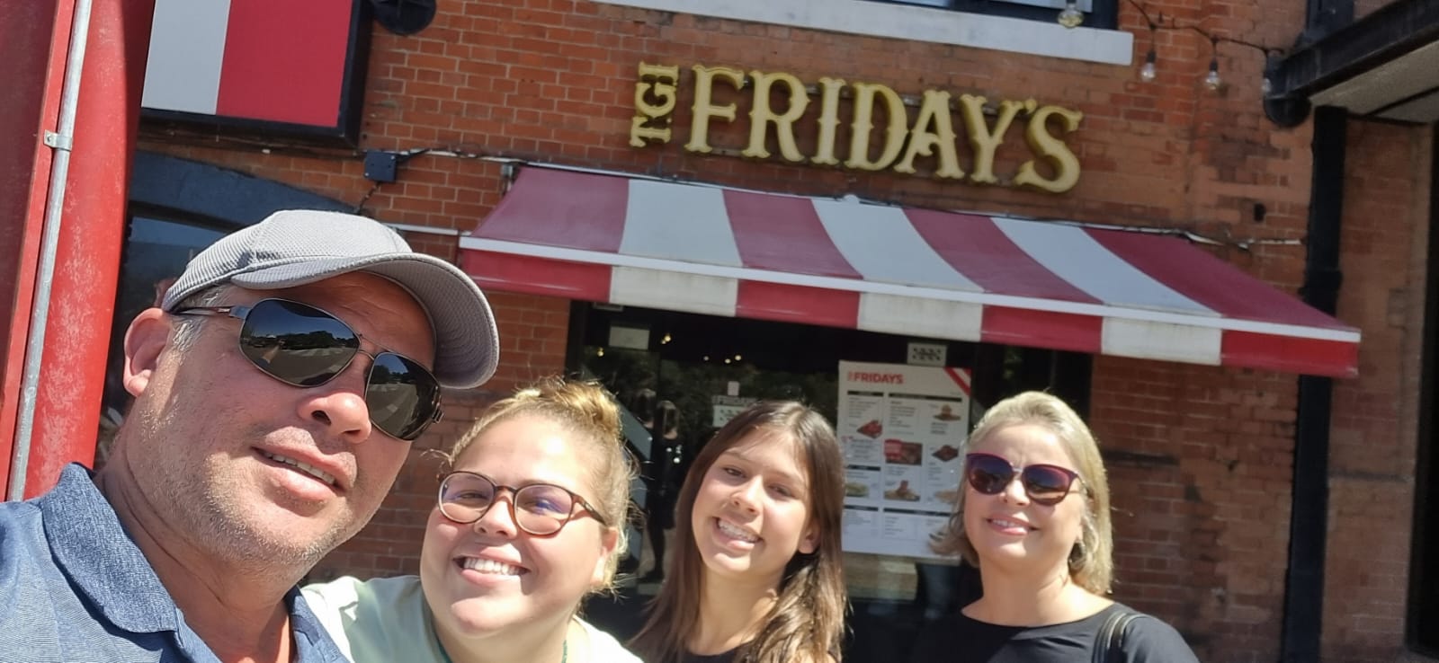 Rafael e Daniela no TGI Fridays